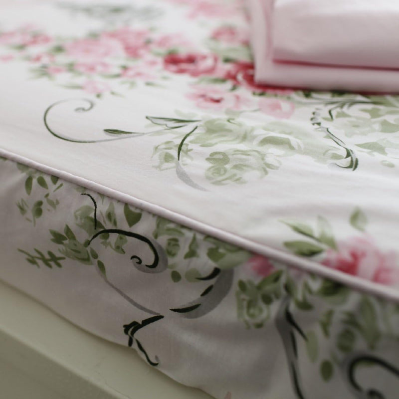 This FADFAY fitted sheet uses an elastic band design that securely wraps around the mattress, preventing it from shifting out of place.