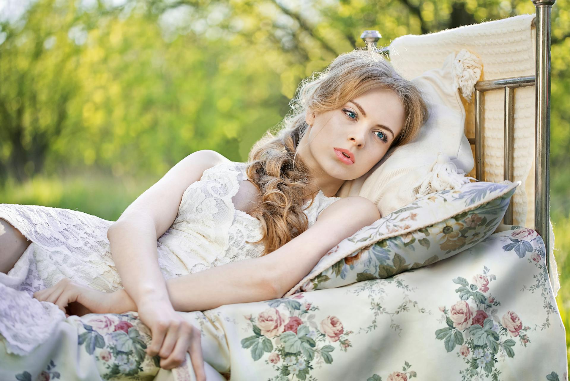 The Ultimate Bedding Materials Deep-Dive: Cotton, Linen, Silk & Beyond