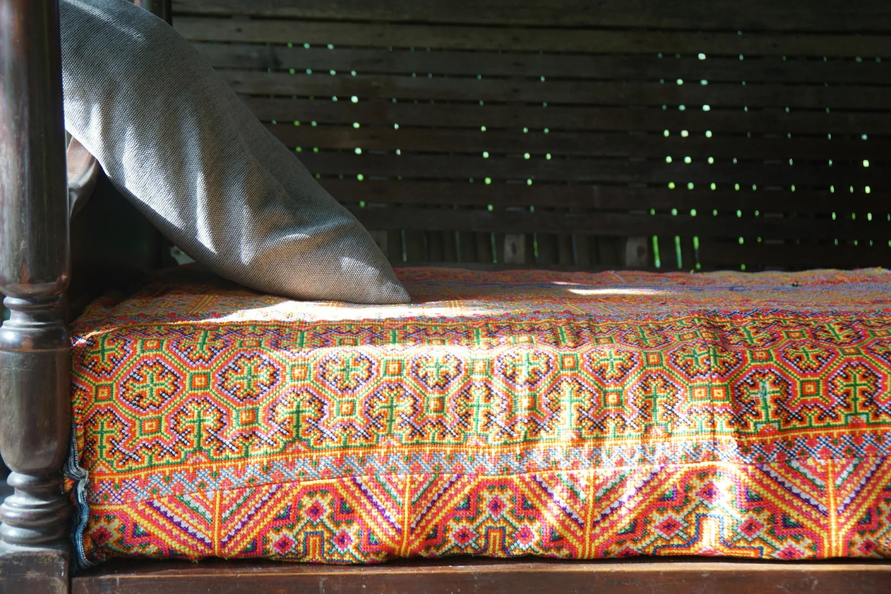 Best Fabrics for Western Bed Sheets: Cotton, Linen, or Microfiber?