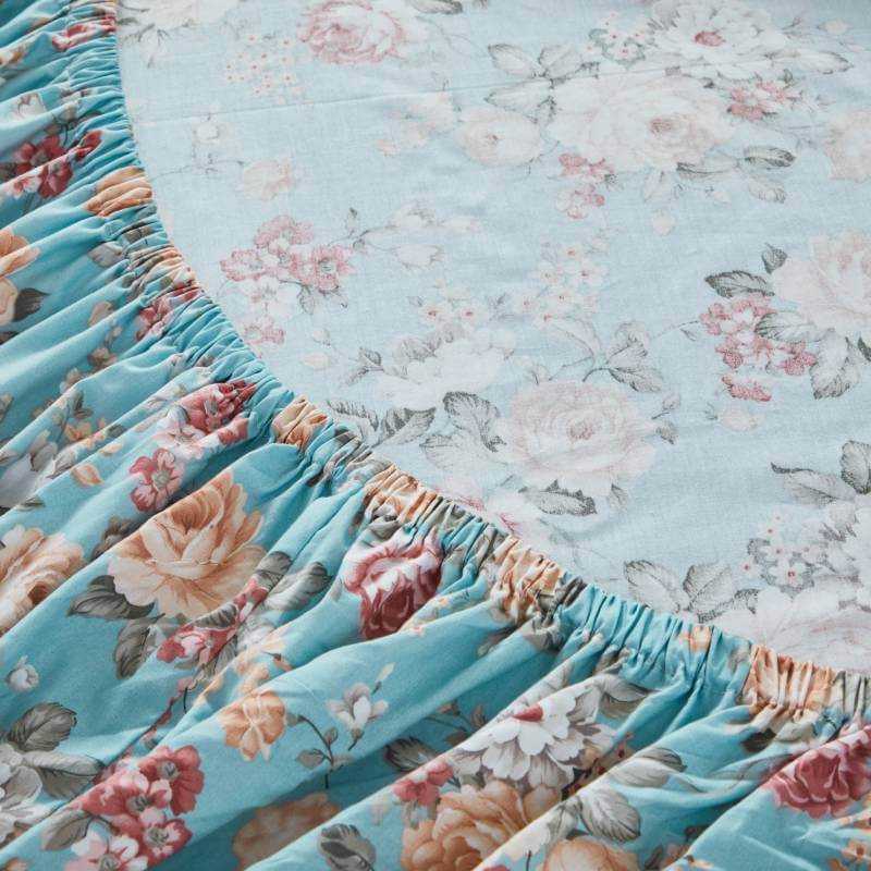 This FADFAY fitted sheet uses an elastic band design that securely wraps around the mattress, preventing it from shifting out of place.