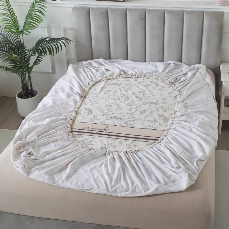 This FADFAY fitted sheet uses an elastic band design that securely wraps around the mattress, preventing it from shifting out of place.