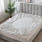 This FADFAY fitted sheet uses an elastic band design that securely wraps around the mattress, preventing it from shifting out of place.