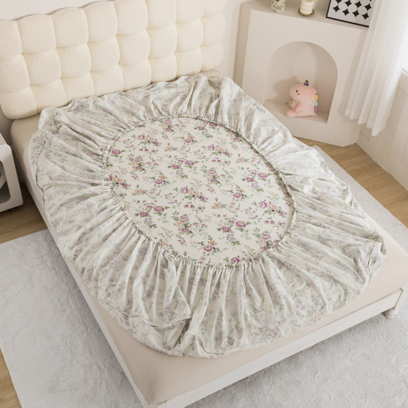 This FADFAY fitted sheet uses an elastic band design that securely wraps around the mattress, preventing it from shifting out of place.