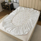 This FADFAY fitted sheet uses an elastic band design that securely wraps around the mattress, preventing it from shifting out of place.