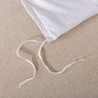 The strap design of this FADFAY makes the comforter stay neat and less prone to deformation.