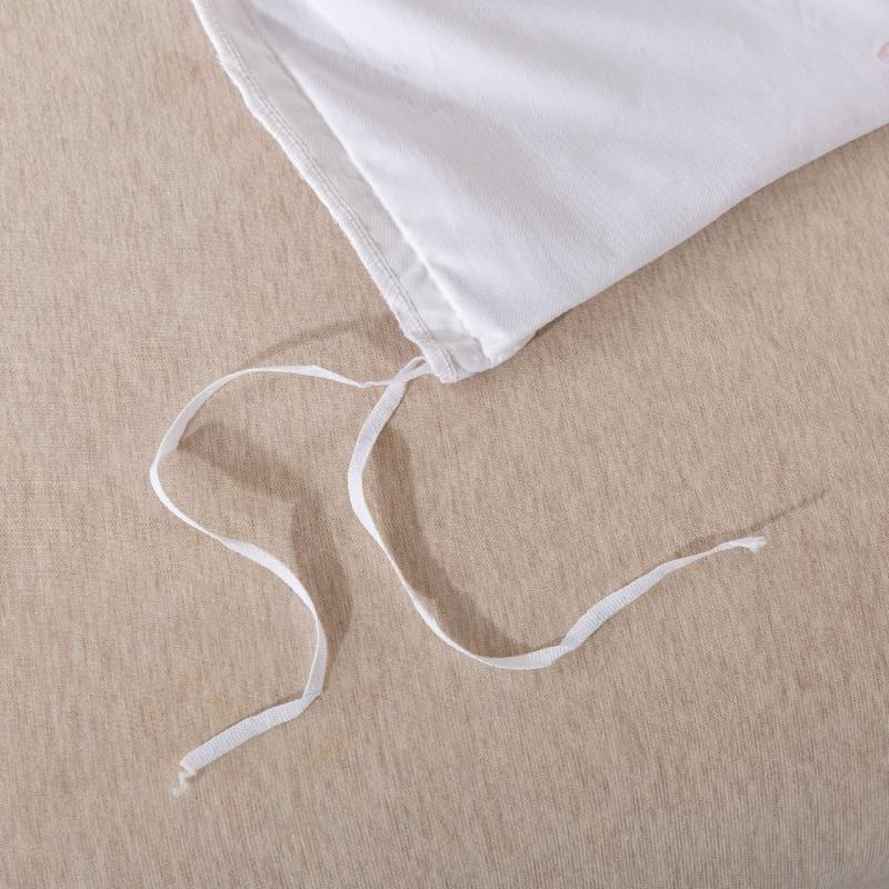 The strap design of this FADFAY makes the comforter stay neat and less prone to deformation.