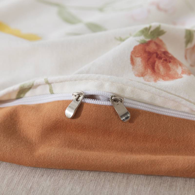 The zipper design makes FADFAY duvet covers more convenient to use.