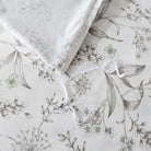 The strap design of this FADFAY makes the comforter stay neat and less prone to deformation.