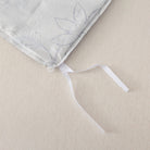 The strap design of this FADFAY makes the comforter stay neat and less prone to deformation.