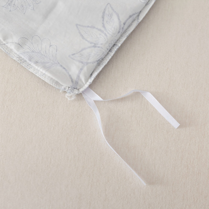 The strap design of this FADFAY makes the comforter stay neat and less prone to deformation.