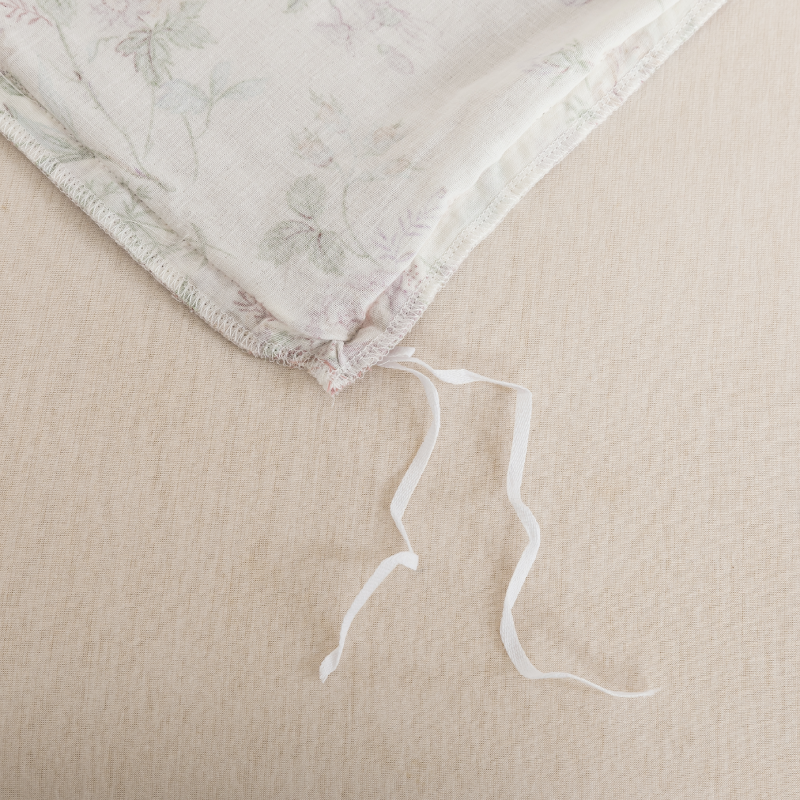 The strap design of this FADFAY makes the comforter stay neat and less prone to deformation.