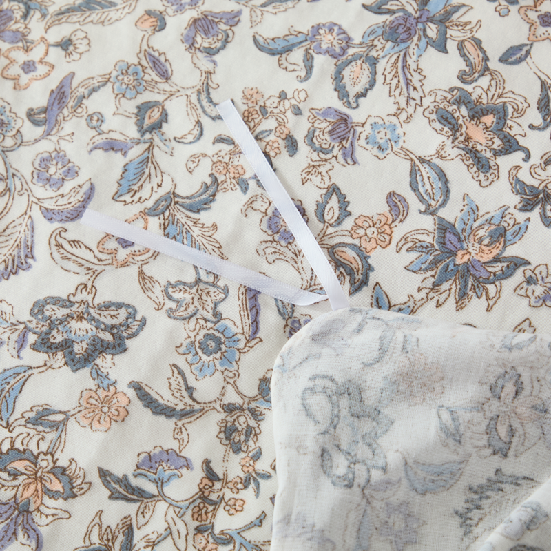 The strap design of this FADFAY makes the comforter stay neat and less prone to deformation.