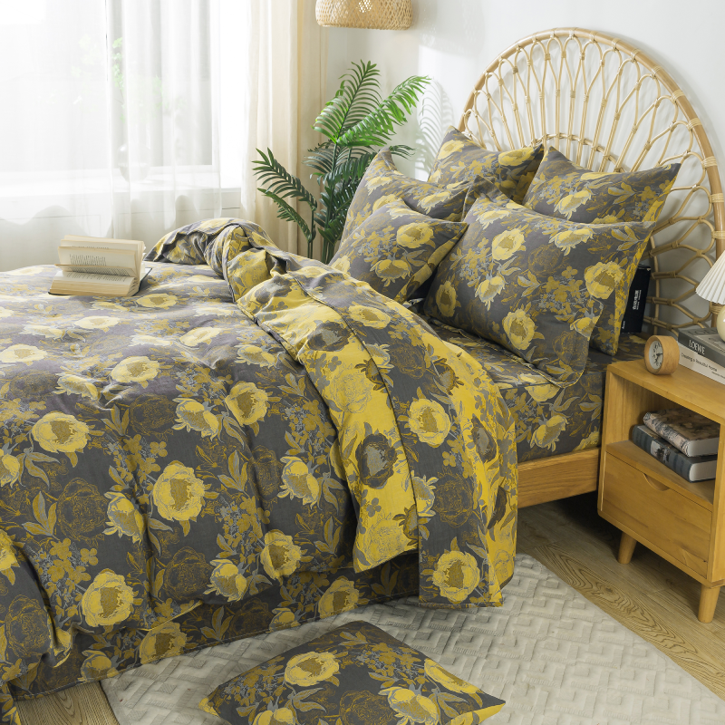 This three-piece set features a pattern showcasing the beauty of yellow peony.