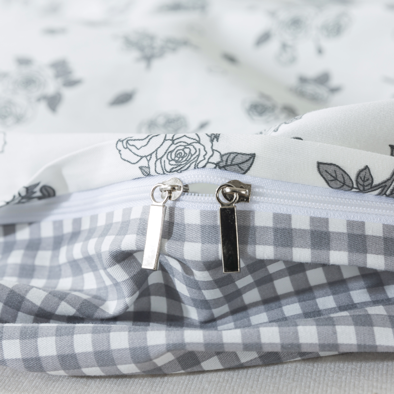 The zipper design makes FADFAY duvet covers more convenient to use.