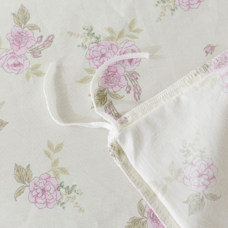 The strap design of this FADFAY makes the comforter stay neat and less prone to deformation.