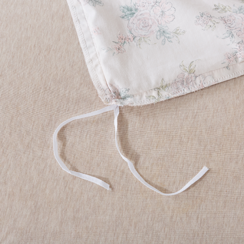 The strap design of this FADFAY makes the comforter stay neat and less prone to deformation.