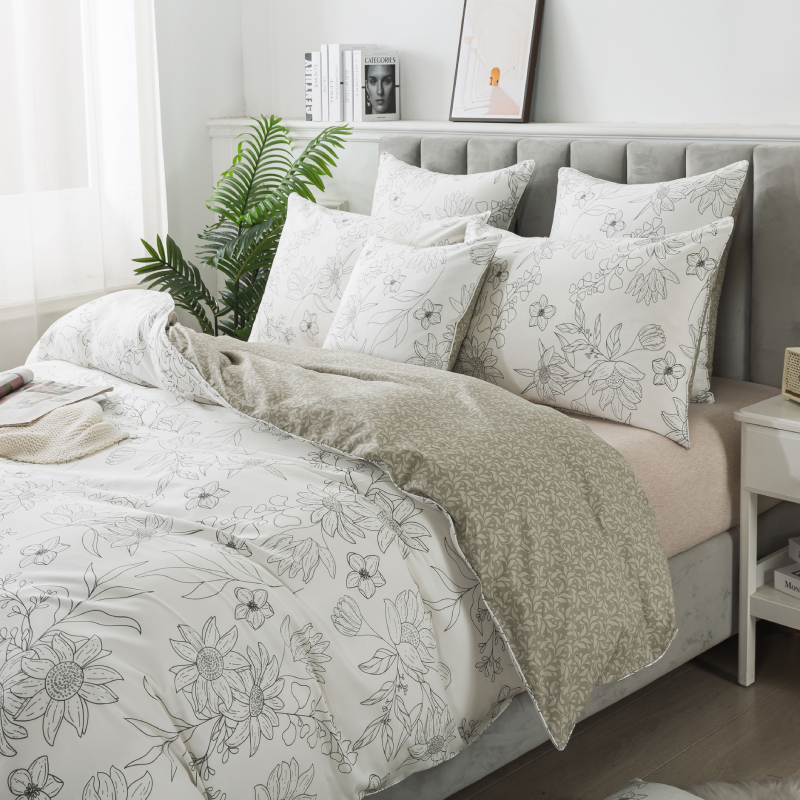 This duvet cover from FADFAY showcases a design in a hand-drawn pencil style.