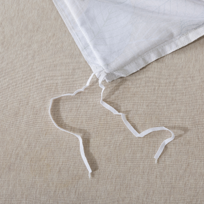 The strap design of this FADFAY makes the comforter stay neat and less prone to deformation.