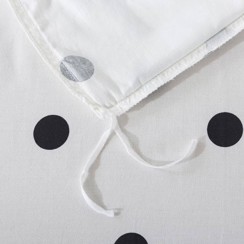 The strap design of this FADFAY makes the comforter stay neat and less prone to deformation.