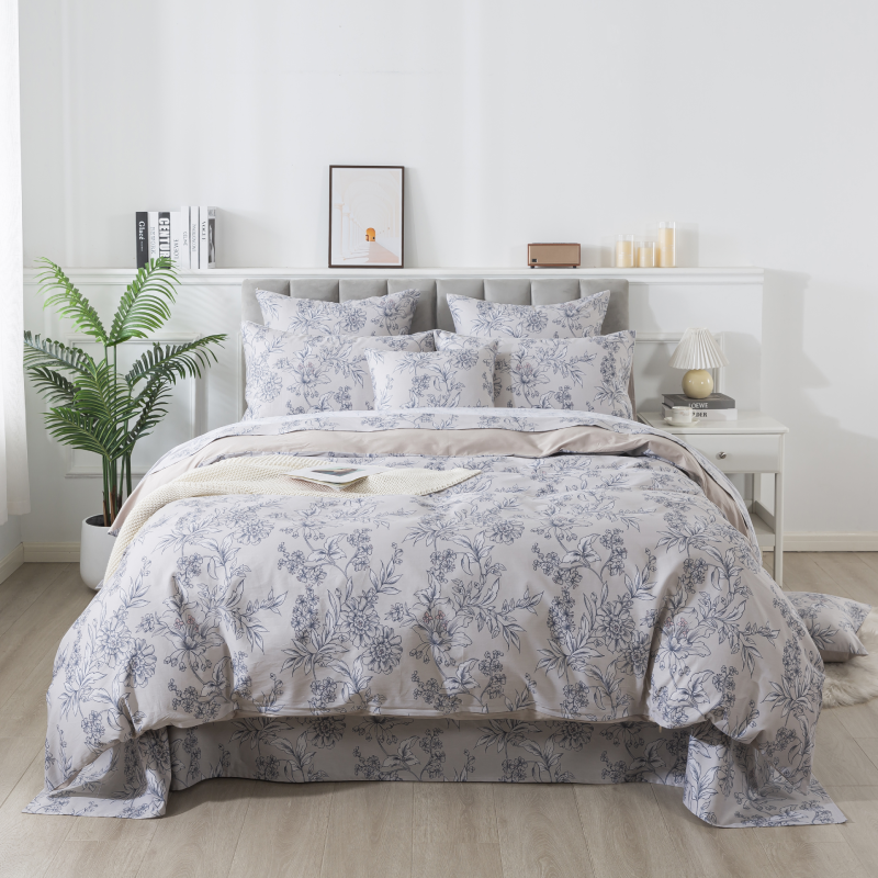 The bedroom is furnished with a FADFAY bedding set.