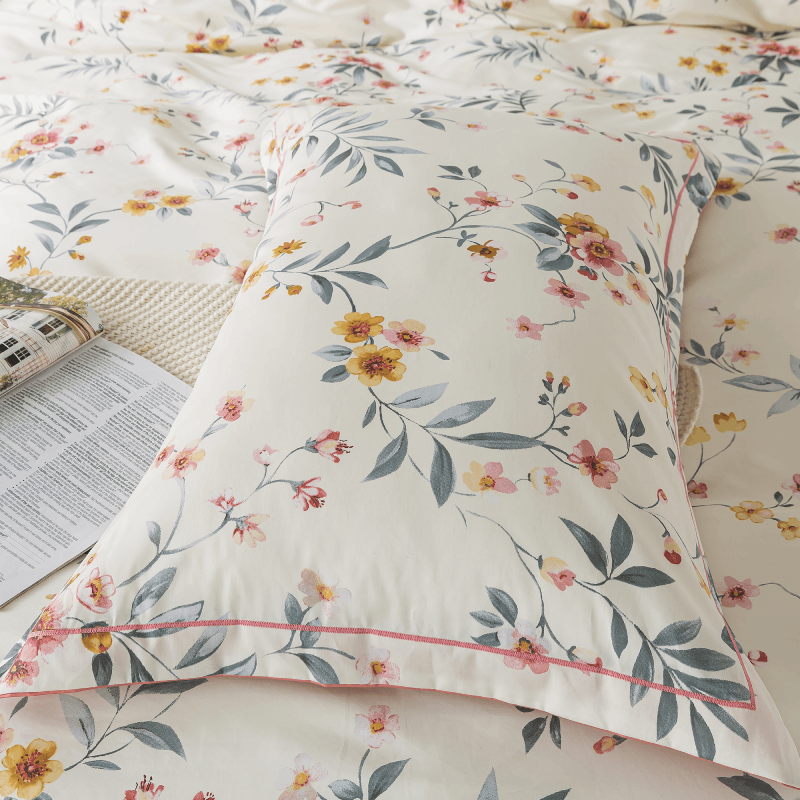 This pillowcase is adorned with a FADFAY pillowcase.