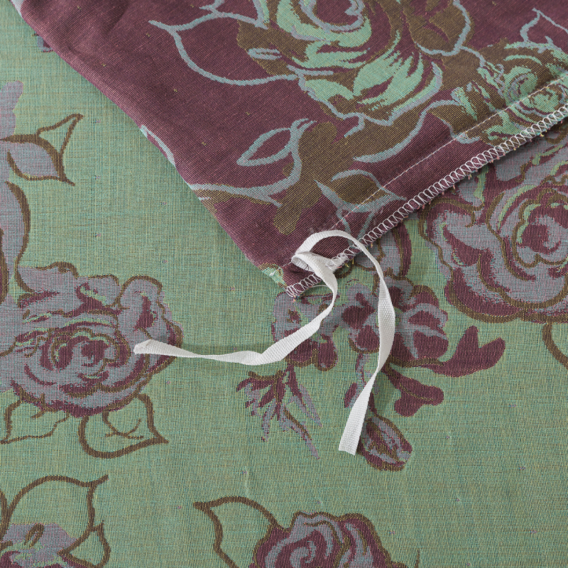 The strap design of this FADFAY makes the comforter stay neat and less prone to deformation.