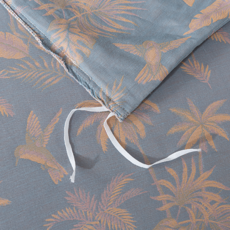 The strap design of this FADFAY makes the comforter stay neat and less prone to deformation.