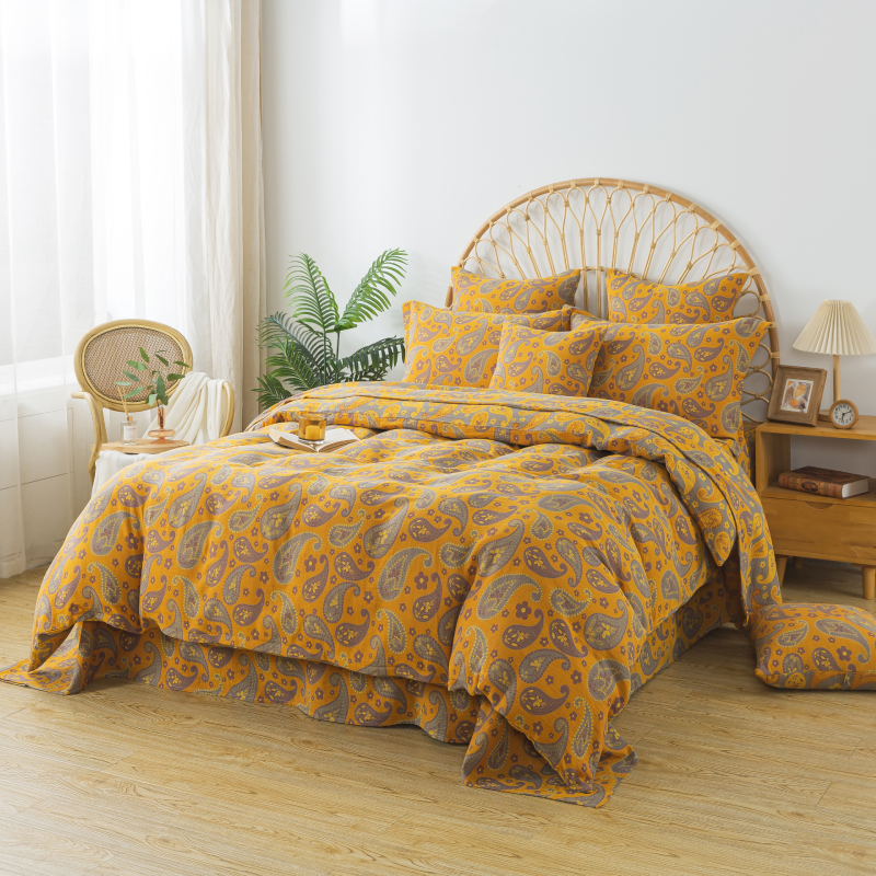 This FADFAY Duvet Cover Set features a delightful blend of warm yellow and muted gray tones