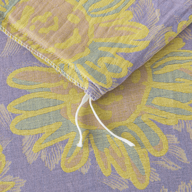 The strap design of this FADFAY makes the comforter stay neat and less prone to deformation.