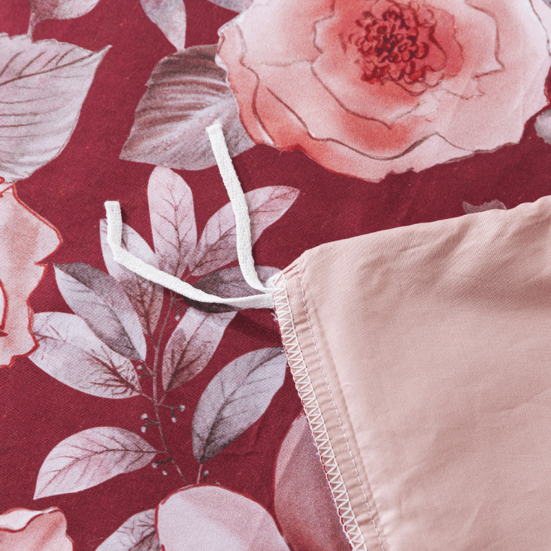 The strap design of this FADFAY makes the comforter stay neat and less prone to deformation.